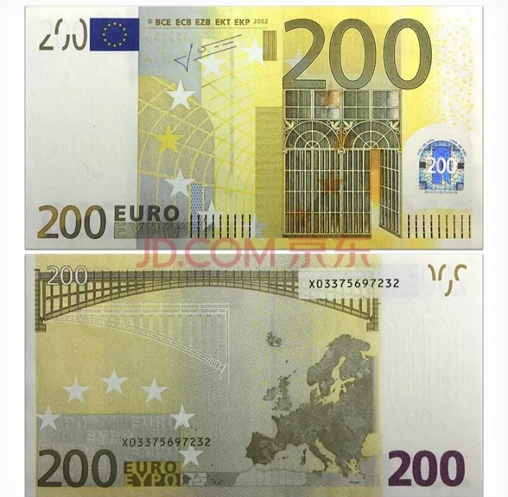 昨天，我姑家的表哥从国外回来，给我母亲过90岁大寿，寿宴结束后给我母亲两张外币。