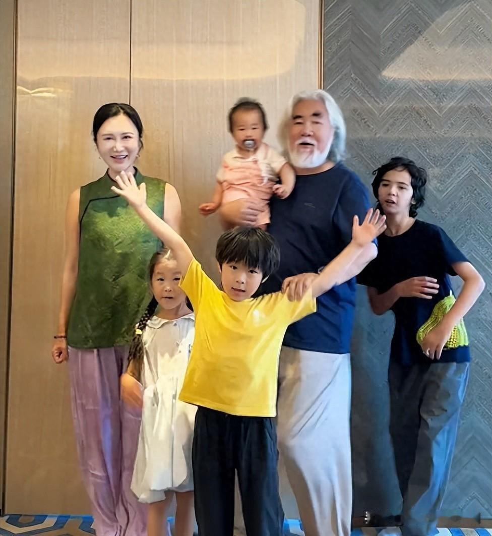 2025年10月12日，张纪中妻子杜星霖彻底向黑粉宣战！因一岁女儿生日照下遭四五