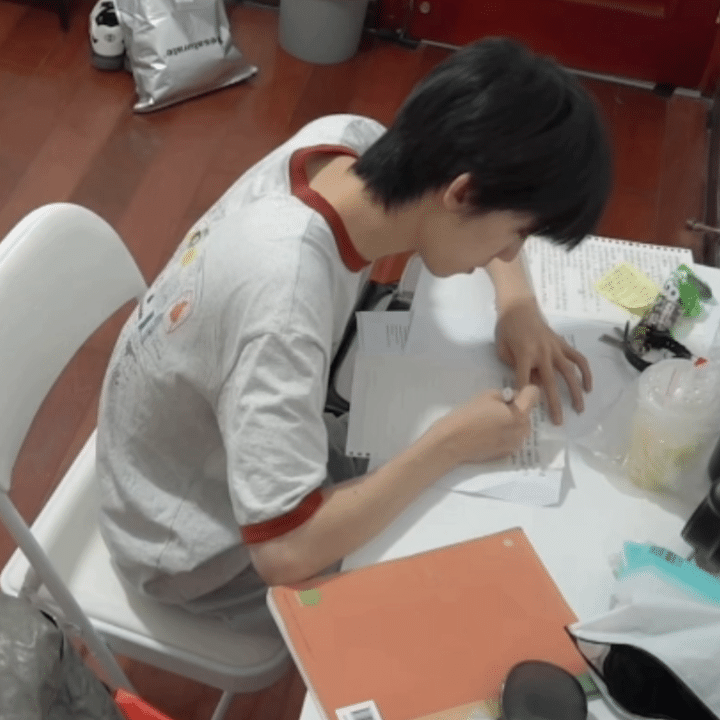 他今晚就这样坐在桌子前写下了100遍我想你了 