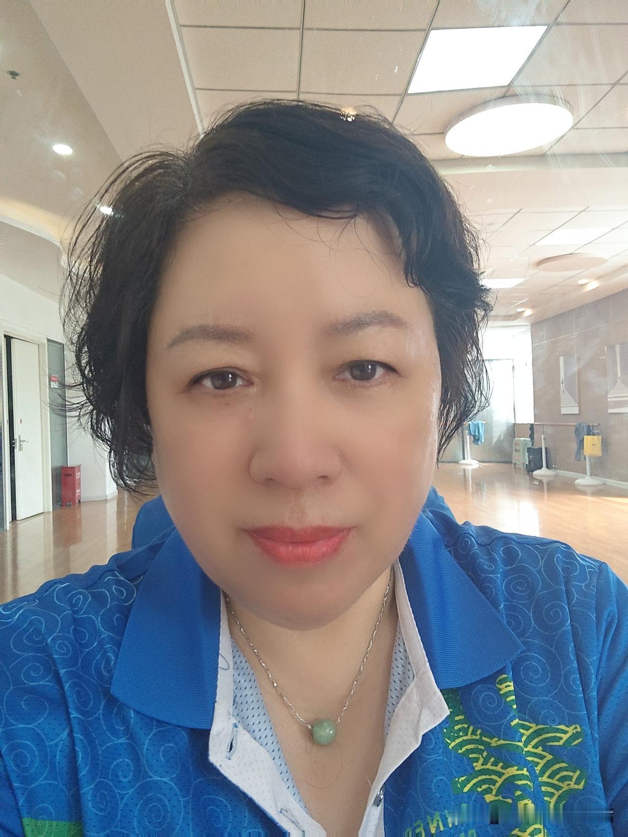 昨天到青岛海游路社区参加党员会议，有幸聆听市公安局退休老党员万书涛讲授党课。他把