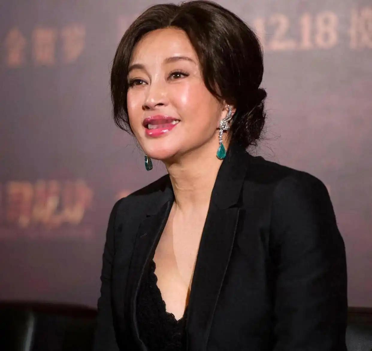 刘晓庆离婚了，记者问她：“您74岁了，为啥还折腾？”刘晓庆哈哈大笑：你说人们爱看