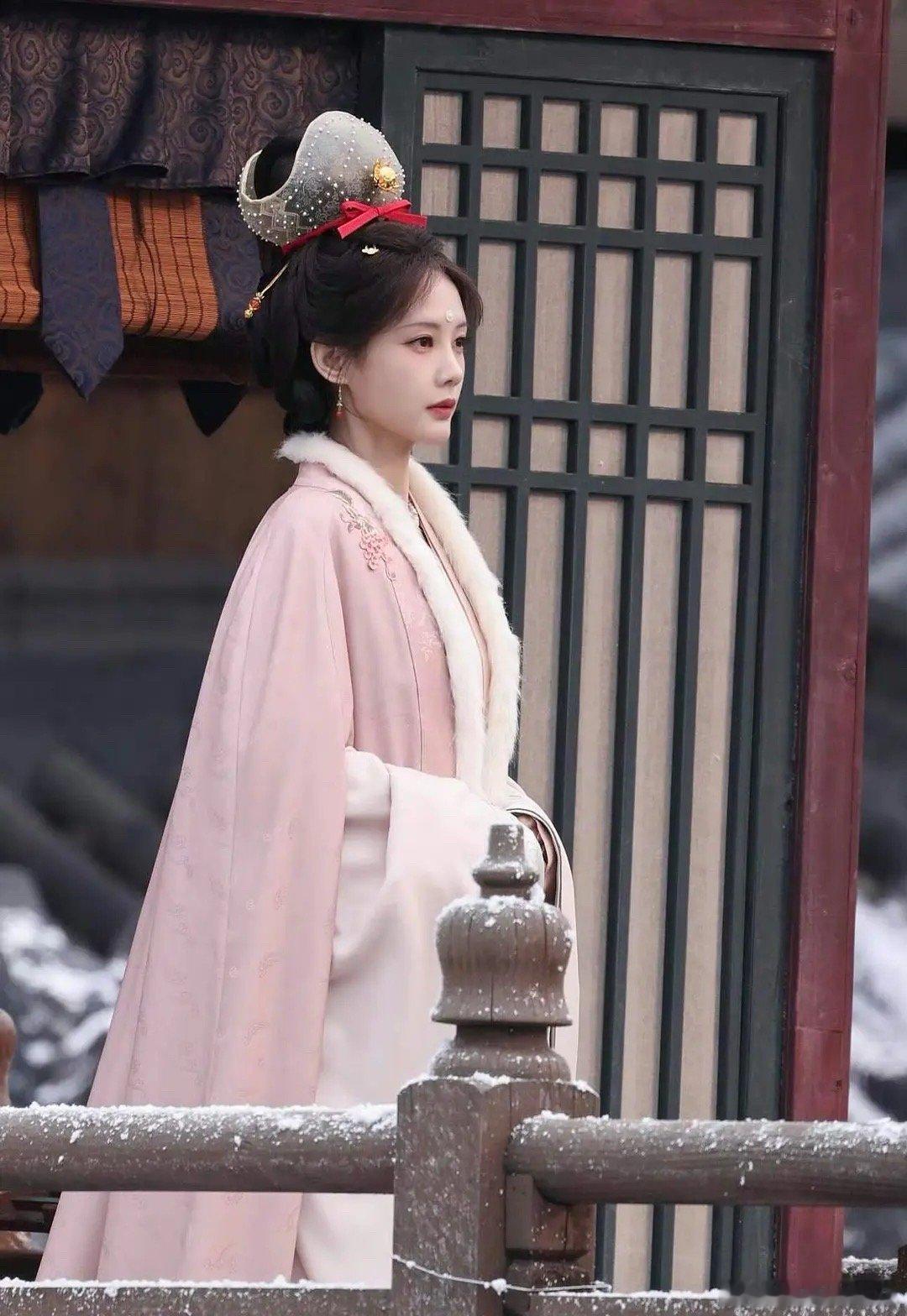 李一桐金枝新路透一如既往的很美啊！桐姐这状态还可以再战古偶五年跳舞的果然身姿挺拔