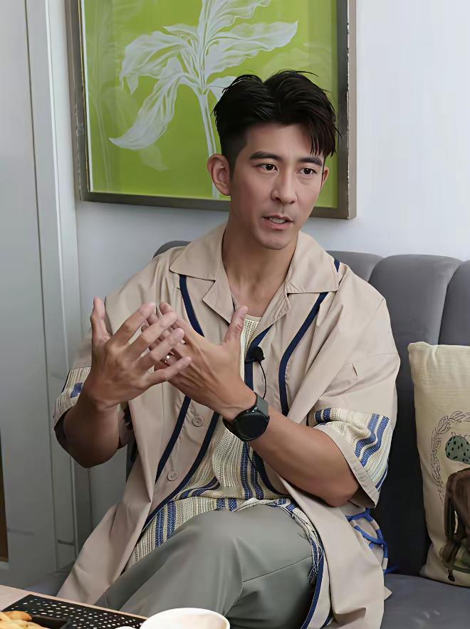 贾静雯一觉醒来天塌了，老公修杰楷突然被抓走了。​据台媒报道，修杰楷是因为涉嫌逃兵