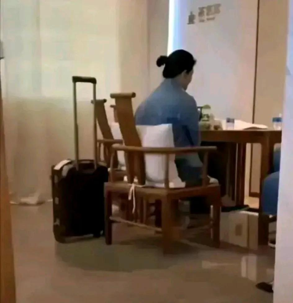 大S这个背影真是又苍老又孤独。一人一桌一个行李箱。
曾几何时大S出门都前呼后拥，