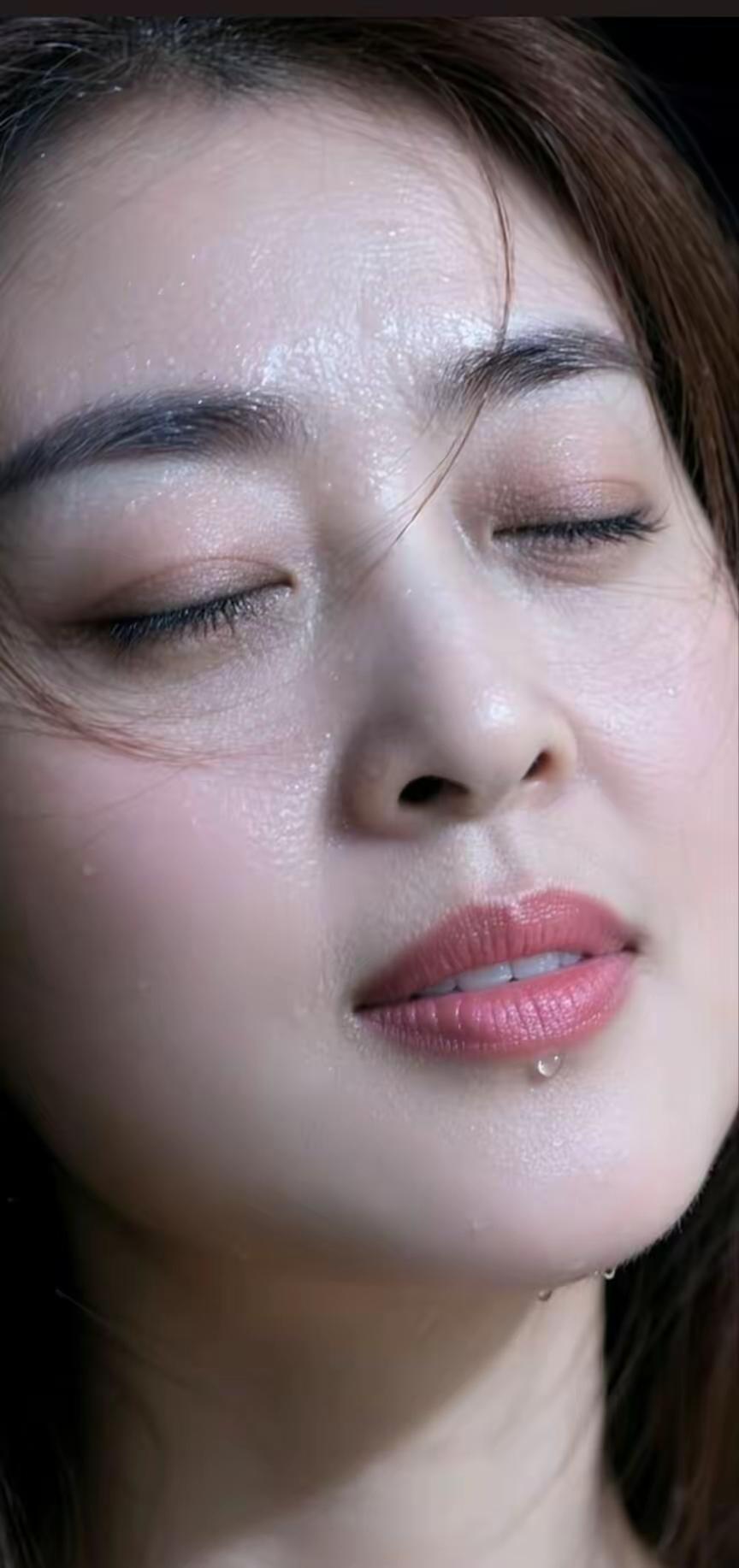 皮肤真好
吹弹可破
一把年纪了
是怎么保养的啊？
