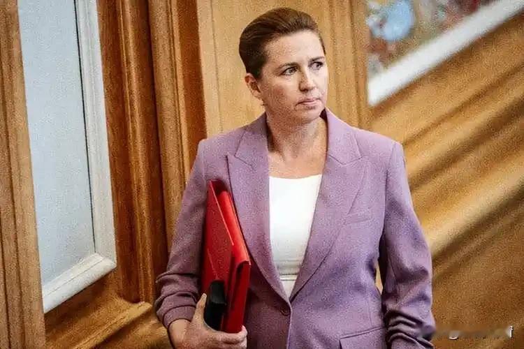 丹麦首相这波真是搬起石头砸自己的脚，彻底傻眼！之前被美国一忽悠，就把俄罗斯当成头