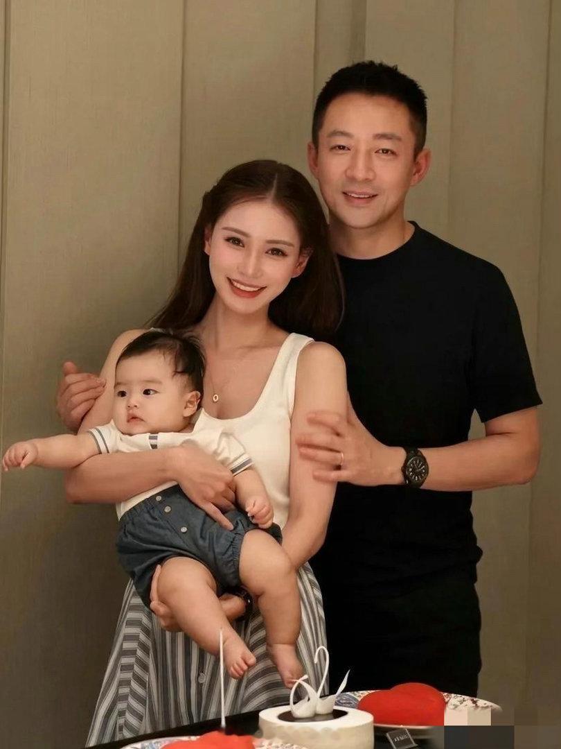 同样是一个人，两张全家福照片，愣是拍出了两种人生。 ​​​