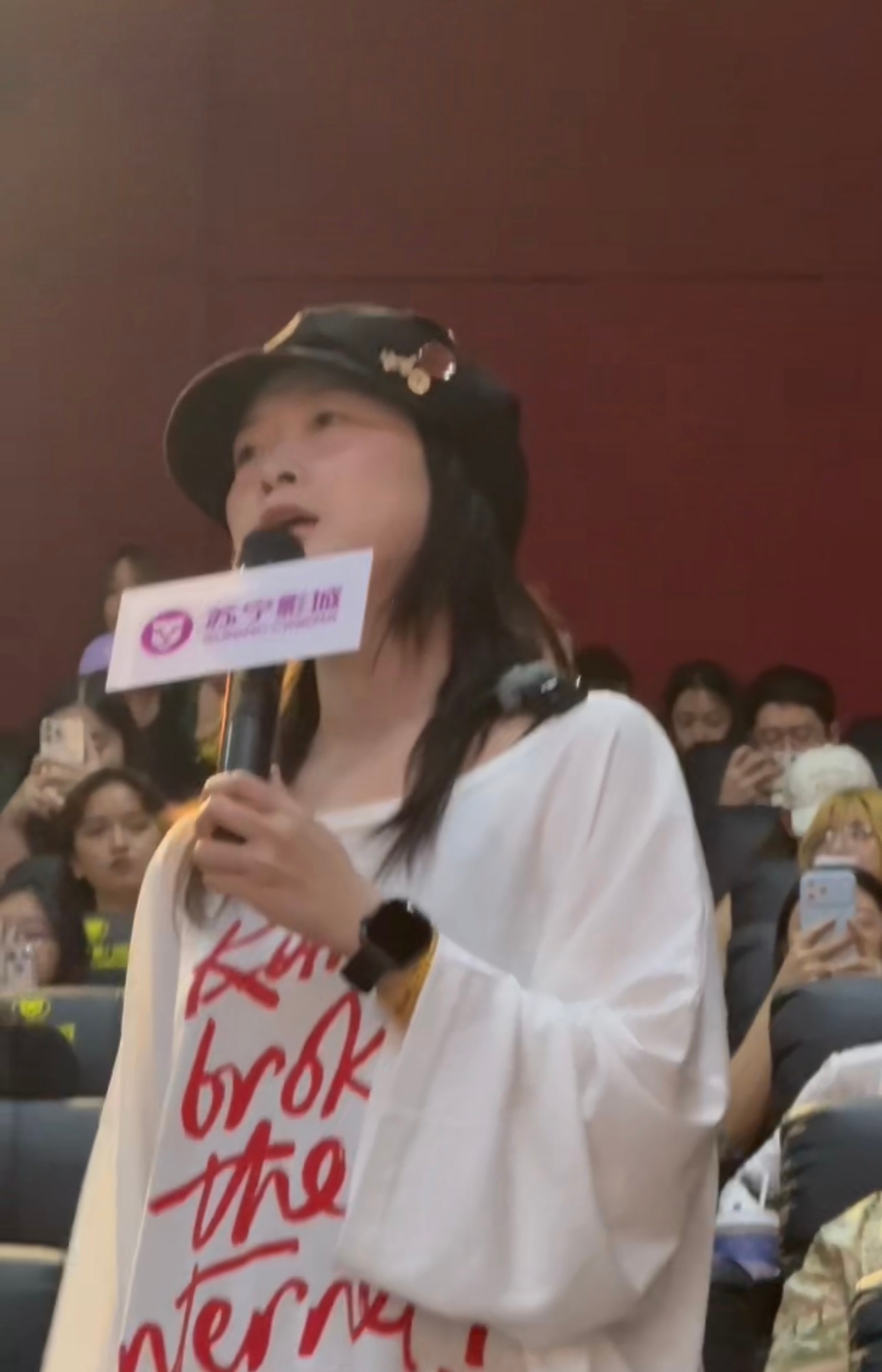 嘻哈说喜欢年会2老子不玩了的表达嘻哈在路演聊起《年会不能停2》狠狠共情！被那句“
