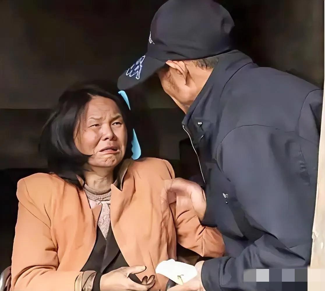 2001年，山东一名三轮车夫在街头发现了一位被遗弃的高位截瘫女子，他心生怜悯，将