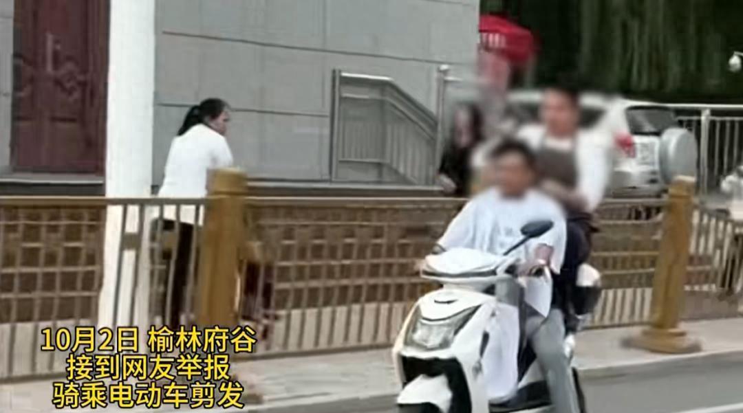 10月22号，陕西交警发布了一段视频，一名男子在街上骑着电动摩托车，在电动车的后