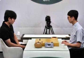最佳棋士战决赛~
大卞心理阴影不堪一击
小申坐等挑战先拔头筹

中国棋迷关注的两