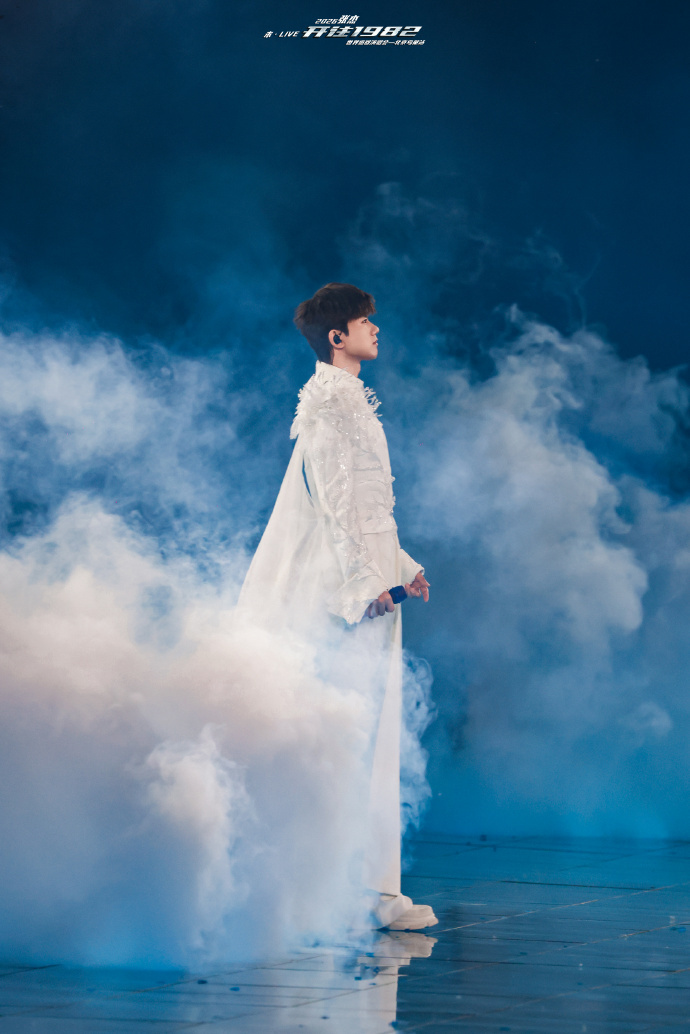 张杰共赴斗转星移的盛大收官张杰鸟巢演唱会到了尾声了！每一场都特别惊艳，现场灯光舞