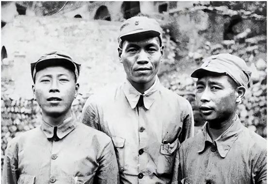 师部开大会，师长不知内容？没想到是批自己，也没惯着，离开部队
“老卢，你怎么坐在