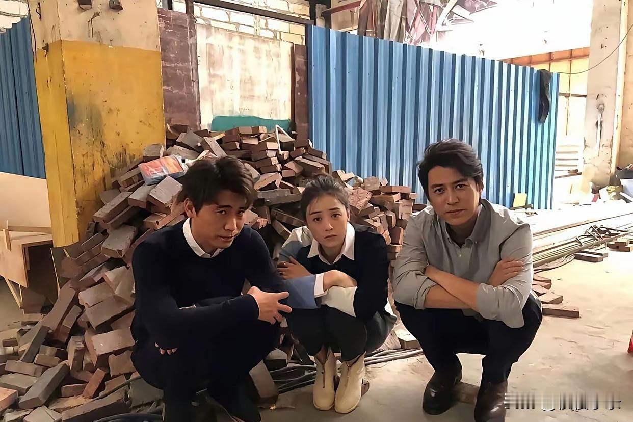 这三位演员如今已经大红大紫了，特别是靳东非常有气质！[赞][赞][得意]