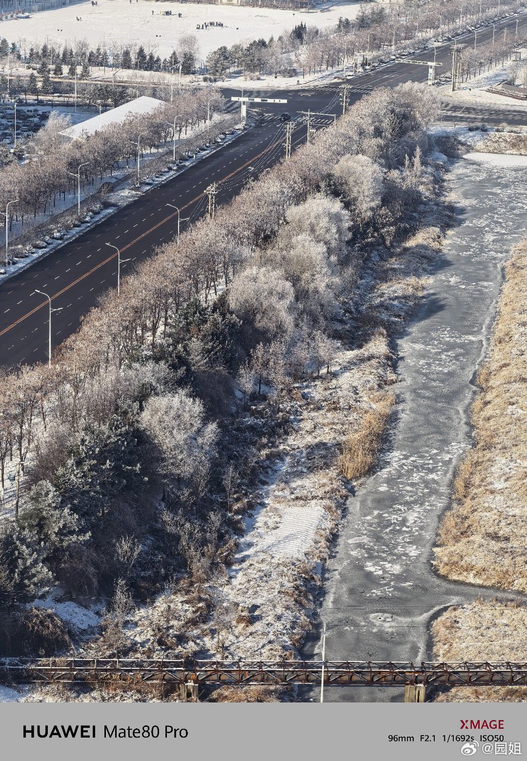 今天早上起来居然有雾凇，这场景很难见到一次，特别漂亮，很多人都在外面拍照，我也拿