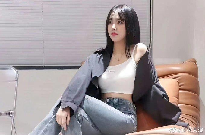 果然，进入社会后，男人和女人有非常大的变化。
男士的化妆品是一只洗面奶，用来控油