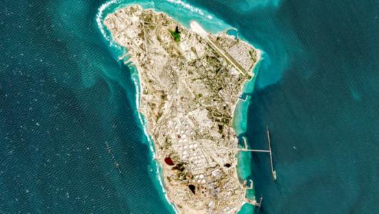 美军对伊朗哈尔克岛的首次空袭，并未展现出一贯的强硬姿态，反而透着明显的克制。特朗