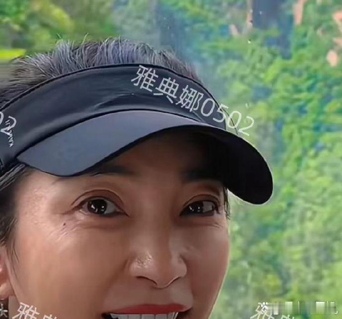 李冰冰，51岁，容貌变化显著。牙齿过于洁白，引人注目。 ​​​