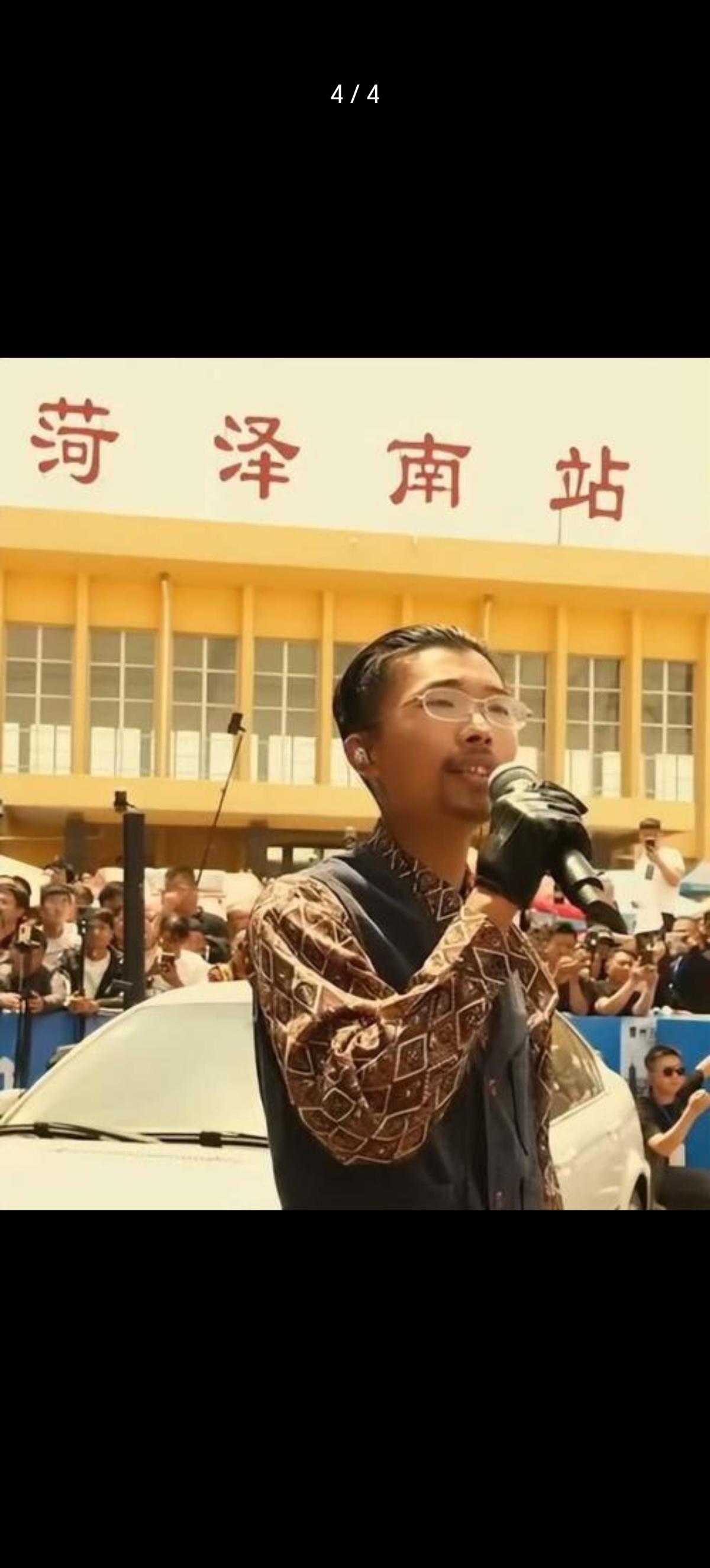 1999年，山东菏泽的冬天，一个叫郭壮（后改名郭有才）的男孩在村里的土坯房里降生