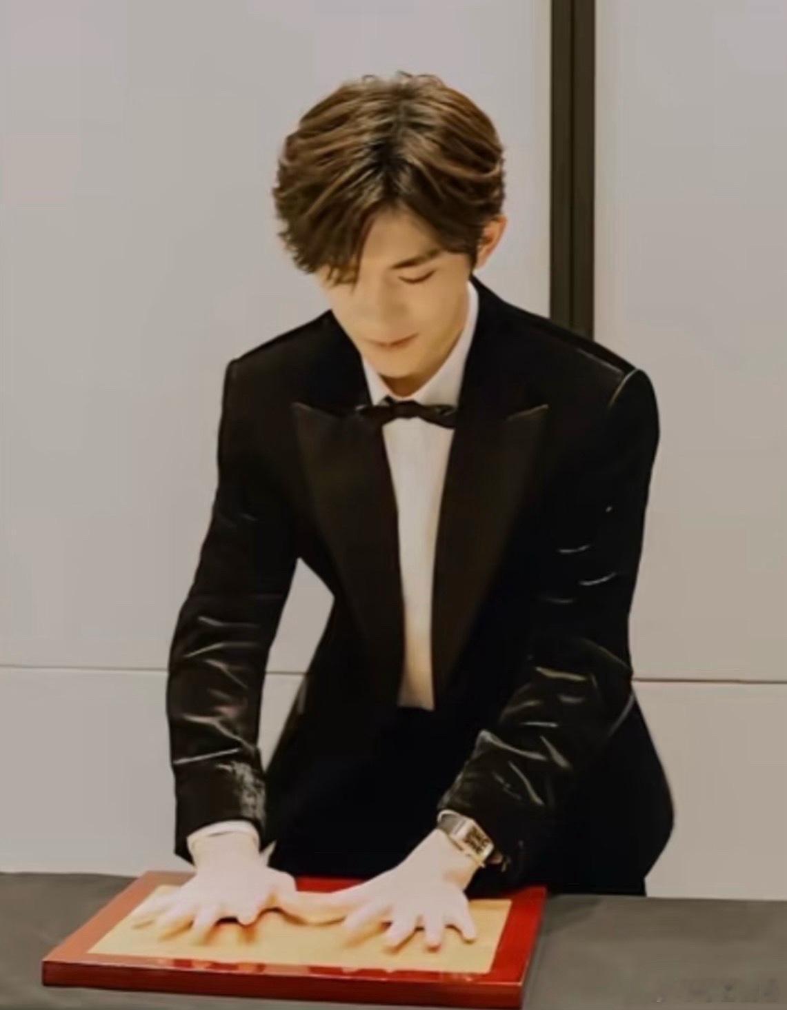 易烊千玺影帝留金手印