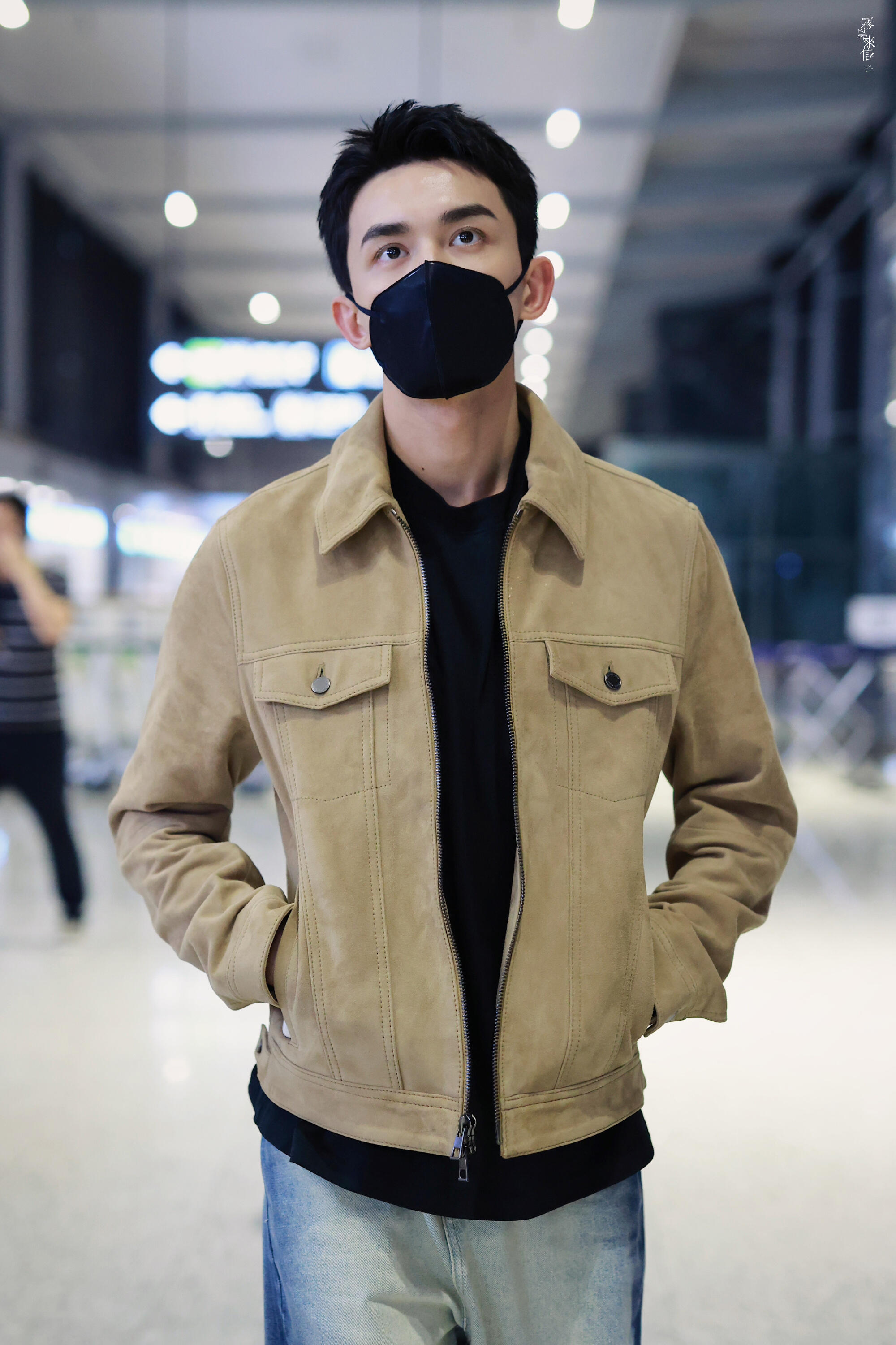 吴磊舞剑彩排吴磊素颜口罩禁欲感 别人彩排是放松，吴磊彩排是出神图。口罩遮面也挡不