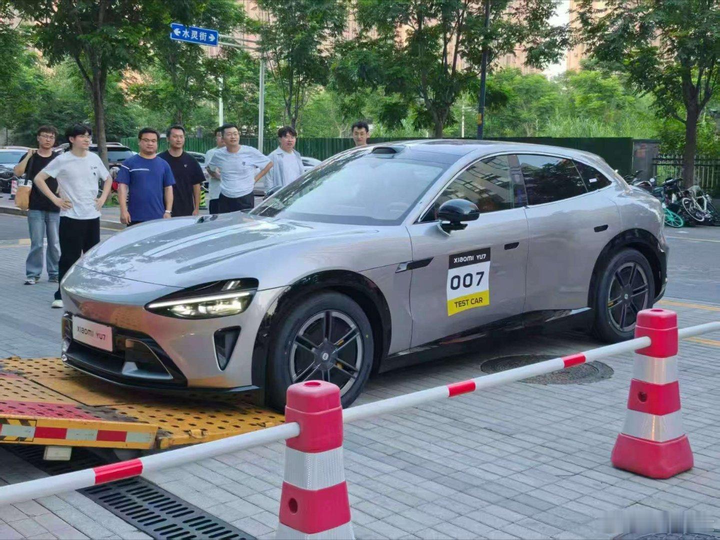 小米YU7的米字轮毂，饰条与车身同色实车观感如何[二哈]小米yu7汽场全开 ​​