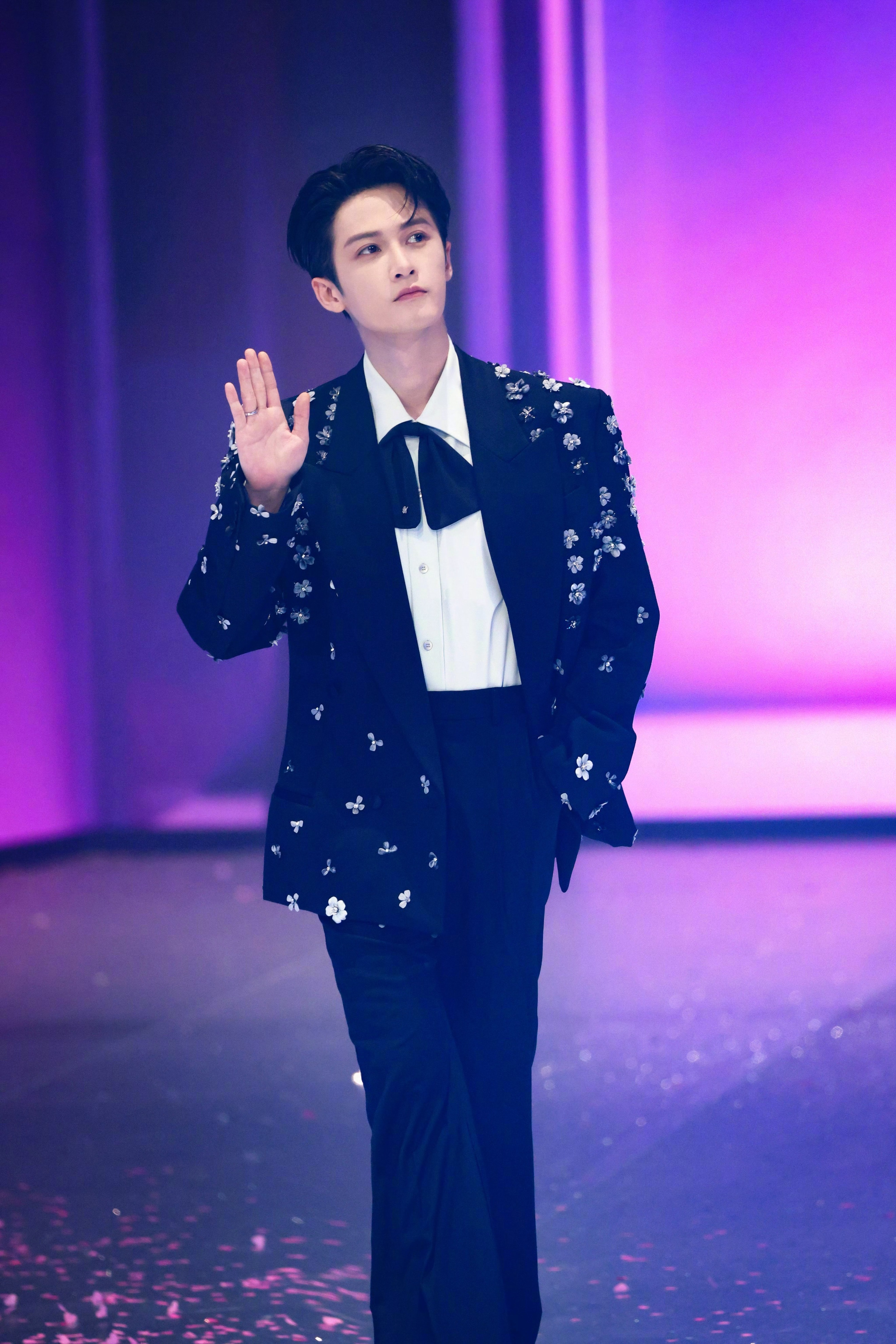 檀健次今晚2025爱奇艺尖叫之夜造型，“超季”的AMIRI 2026春夏系列礼服