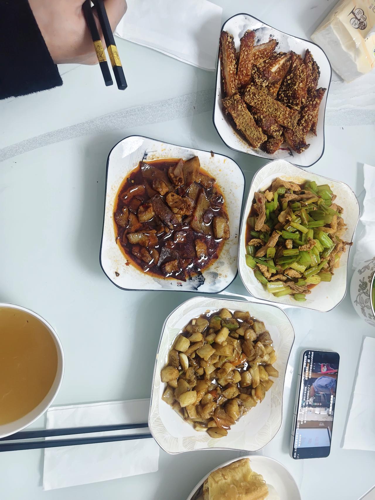 吃晚饭时候，老公脸色很难看。也不说话，只是低头吃饭。

平时爱笑的儿媳妇也不说话