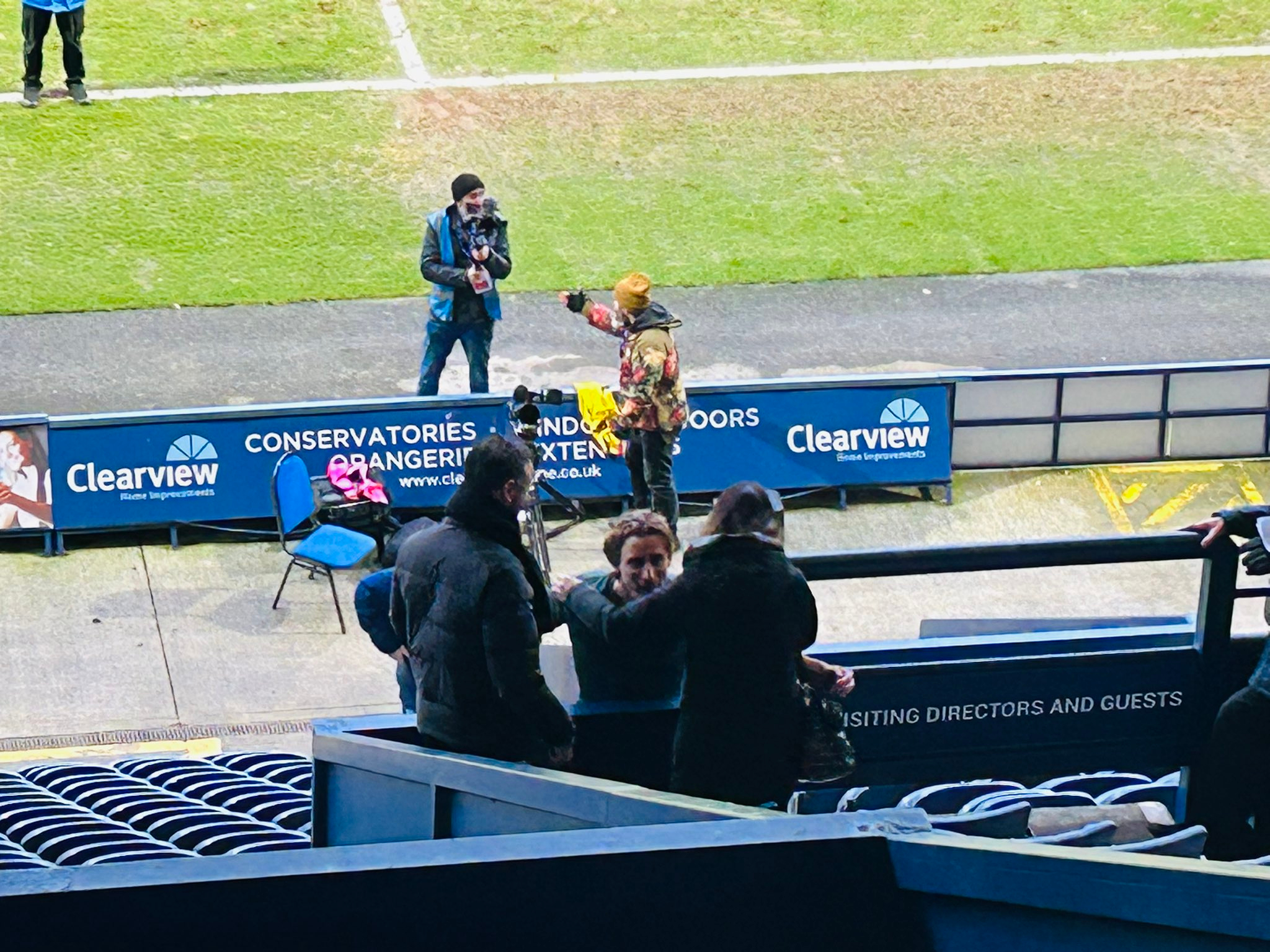 博维赛后去了看台上拥抱家人，情绪很激动