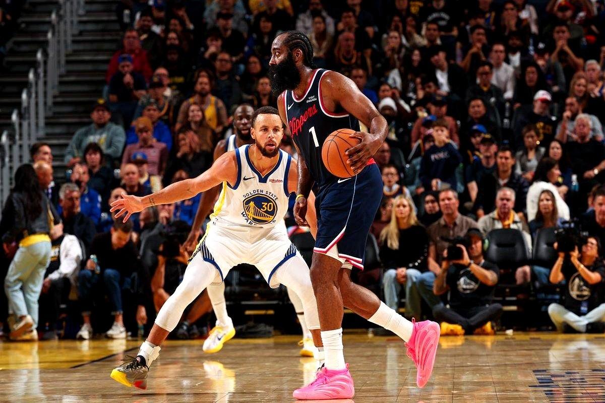 谁能想到，毁掉勇士王朝的，不是对手，而是格林自己挥出的那一拳。

那一拳打下去，