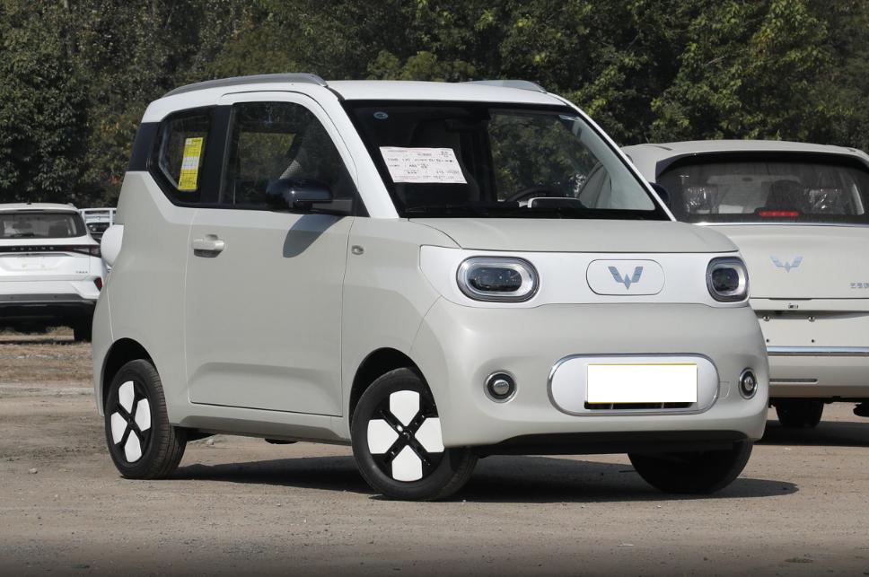 圣诞将至，发现宏光MINIEV能被包装成一份贴心的礼物。
 
可能大家都会疑惑，