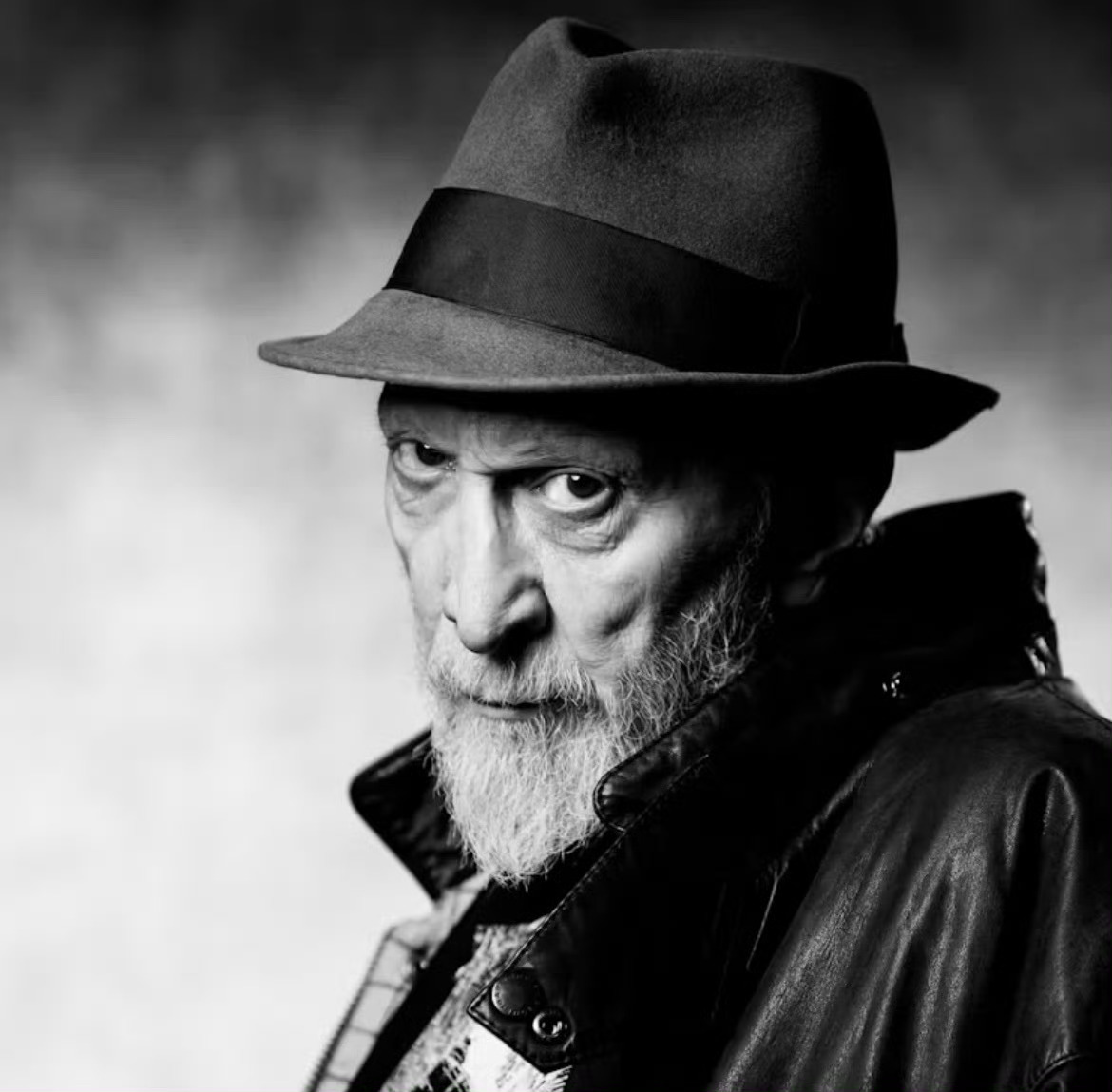 笑死[允悲]， 弗兰克·米勒在今天NYCC上分享自己在#夜魔侠:重生#片场见到惩