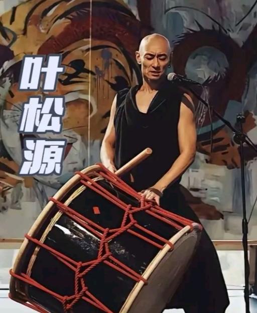 叶松源身上越看越不对劲，眼神不对劲，五官轮廓不对劲，说话口音不对劲，他身上实在是