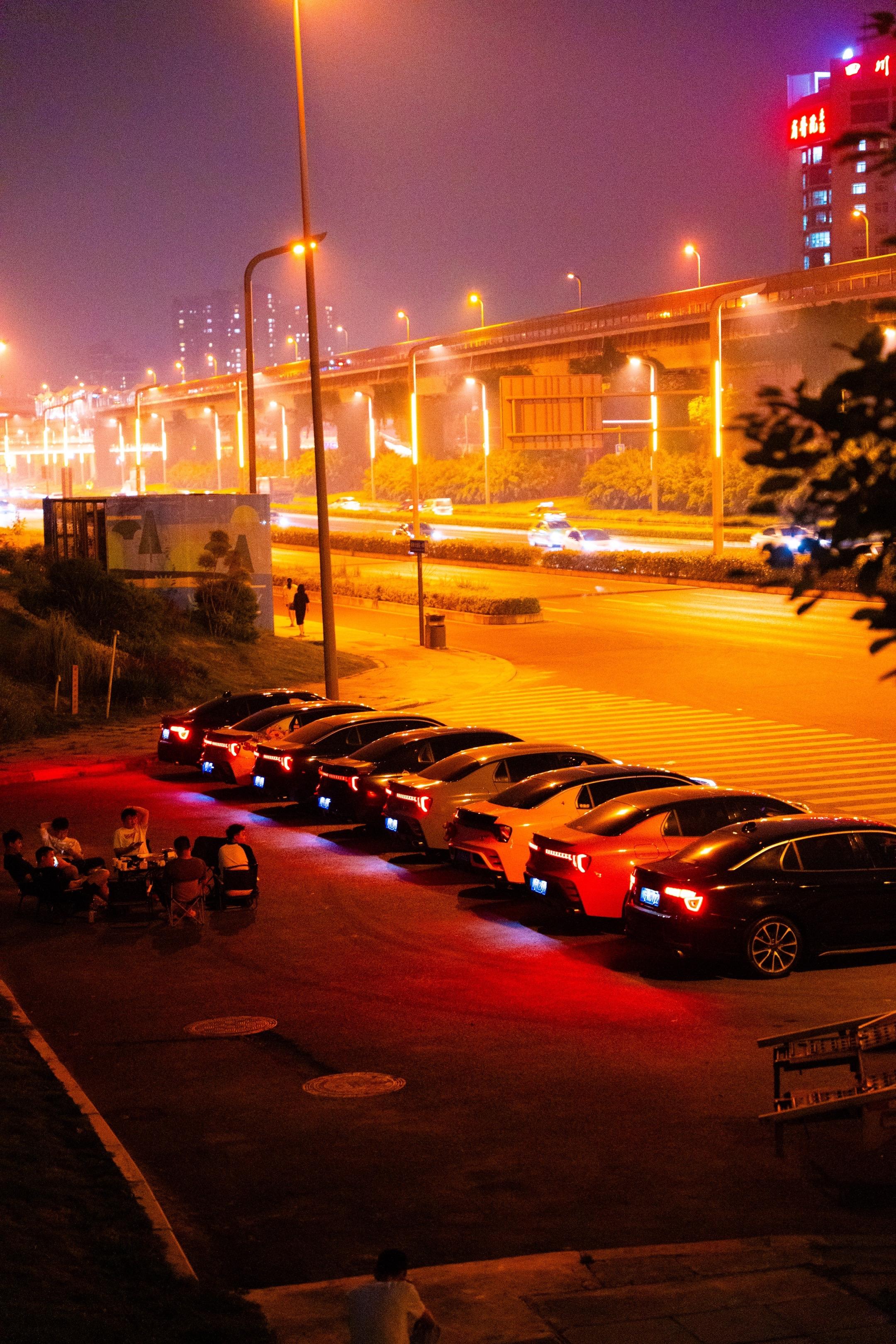 深夜为伴，与车共鸣，与友同频。是好车  凌晨的灯光把它藏进排气管的余温里