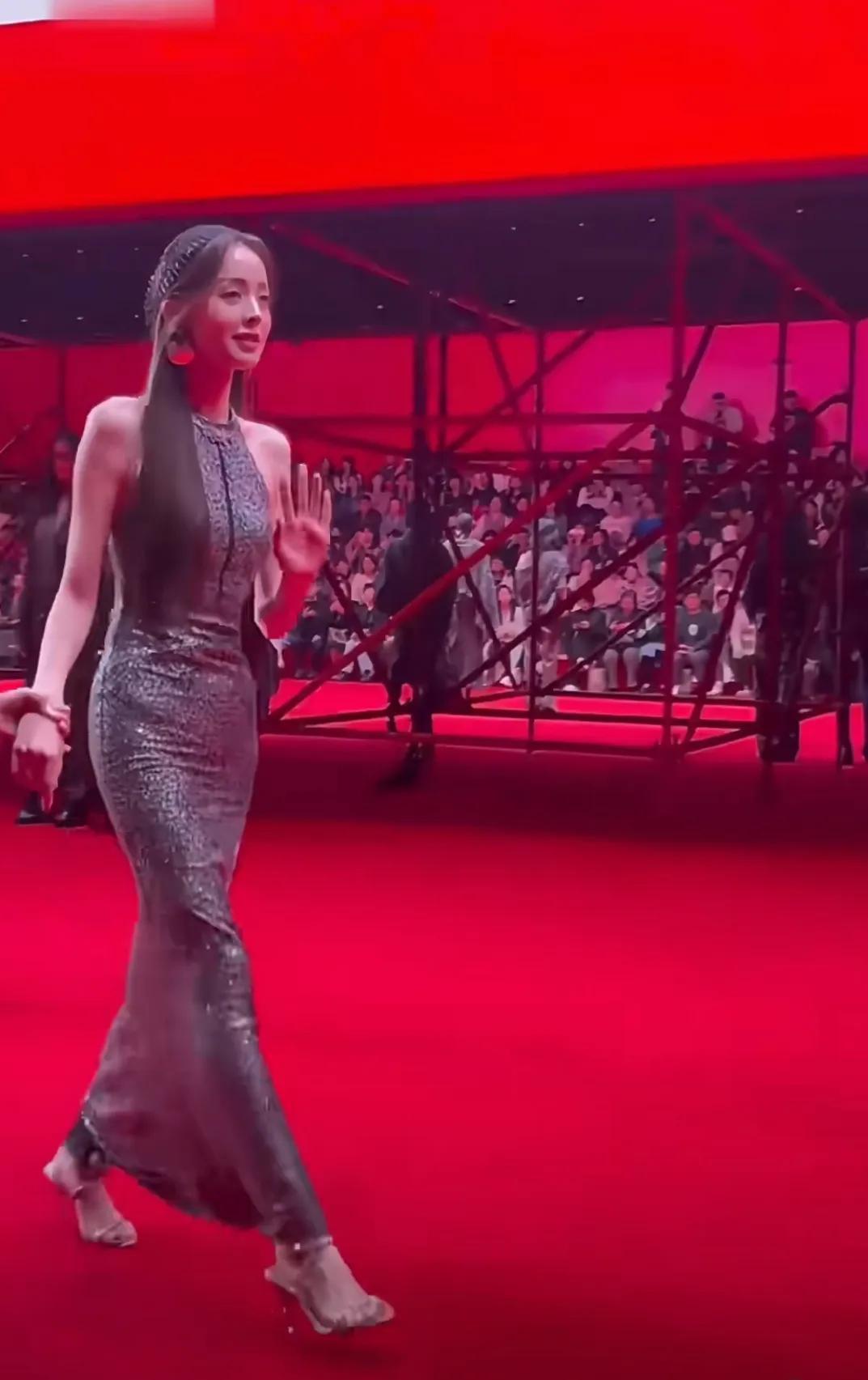 娜扎这身材真的太炸裂了吧！
凹凸有致太完美了吧
娜扎漂亮确实漂亮
不管是颜值还是