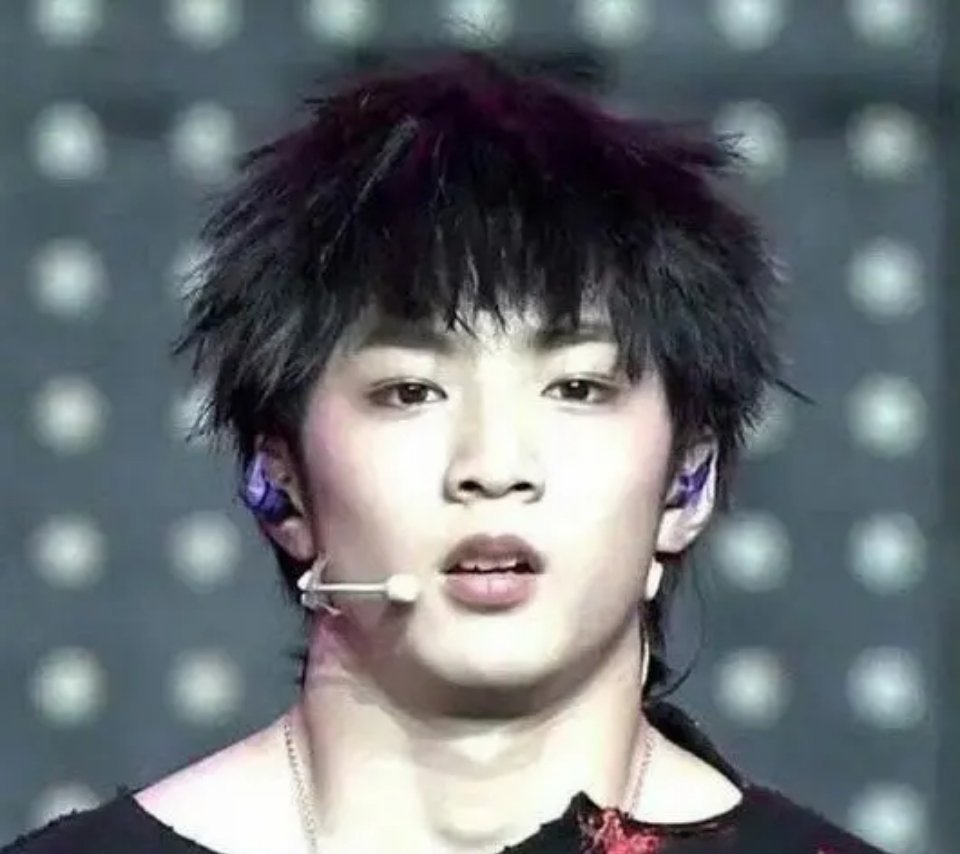 刘耀文脖子真这么粗吗？ ​​​