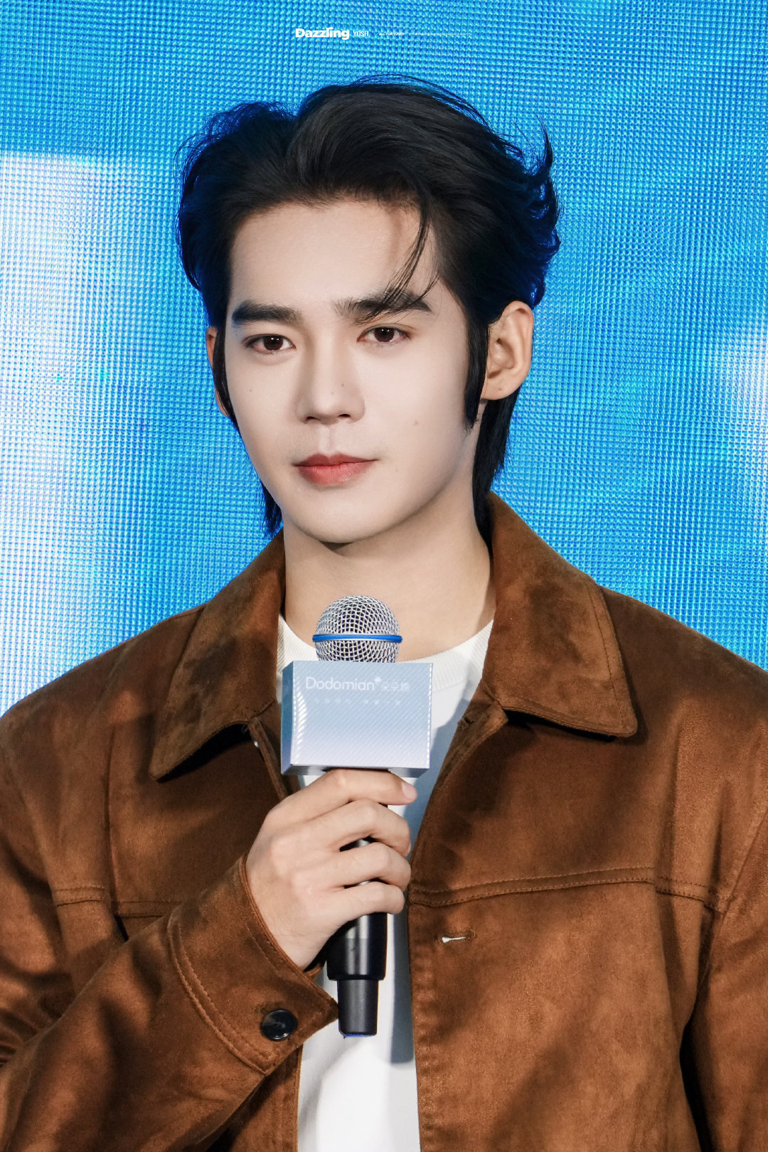 于适 × 杭州线下活动身穿棕色麂皮夹克搭配白T牛仔裤现身，现场超人气亮相～又是满