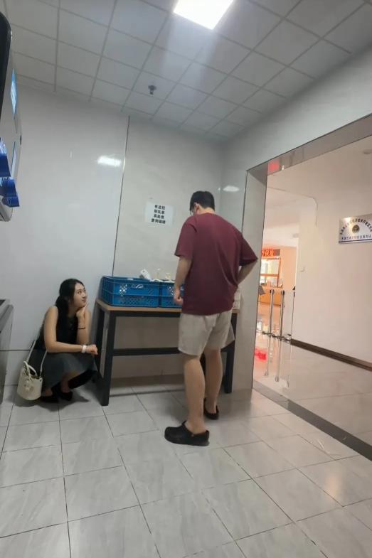 辽宁一女生偷偷赶到异地男友学校，骗他“外卖到了”，自己蹲在桌旁满心期待。谁料男友