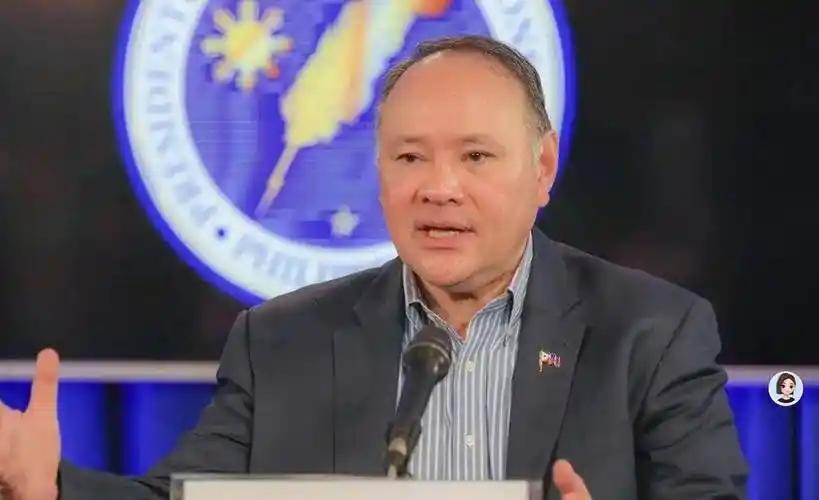 *菲律宾防长特奥多罗最近被公开嘲讽，前总统发言人蒂格劳直接在媒体上发文质问：整天