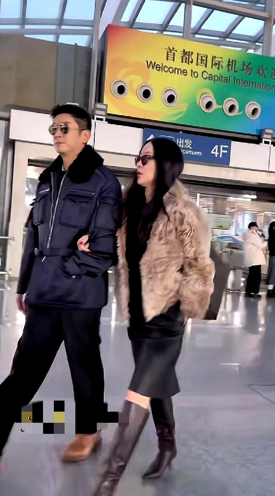 霍思燕最近穿了套工装，还拎个编织袋似的手包，网友笑她这打扮像打了一年工刚从绿皮火