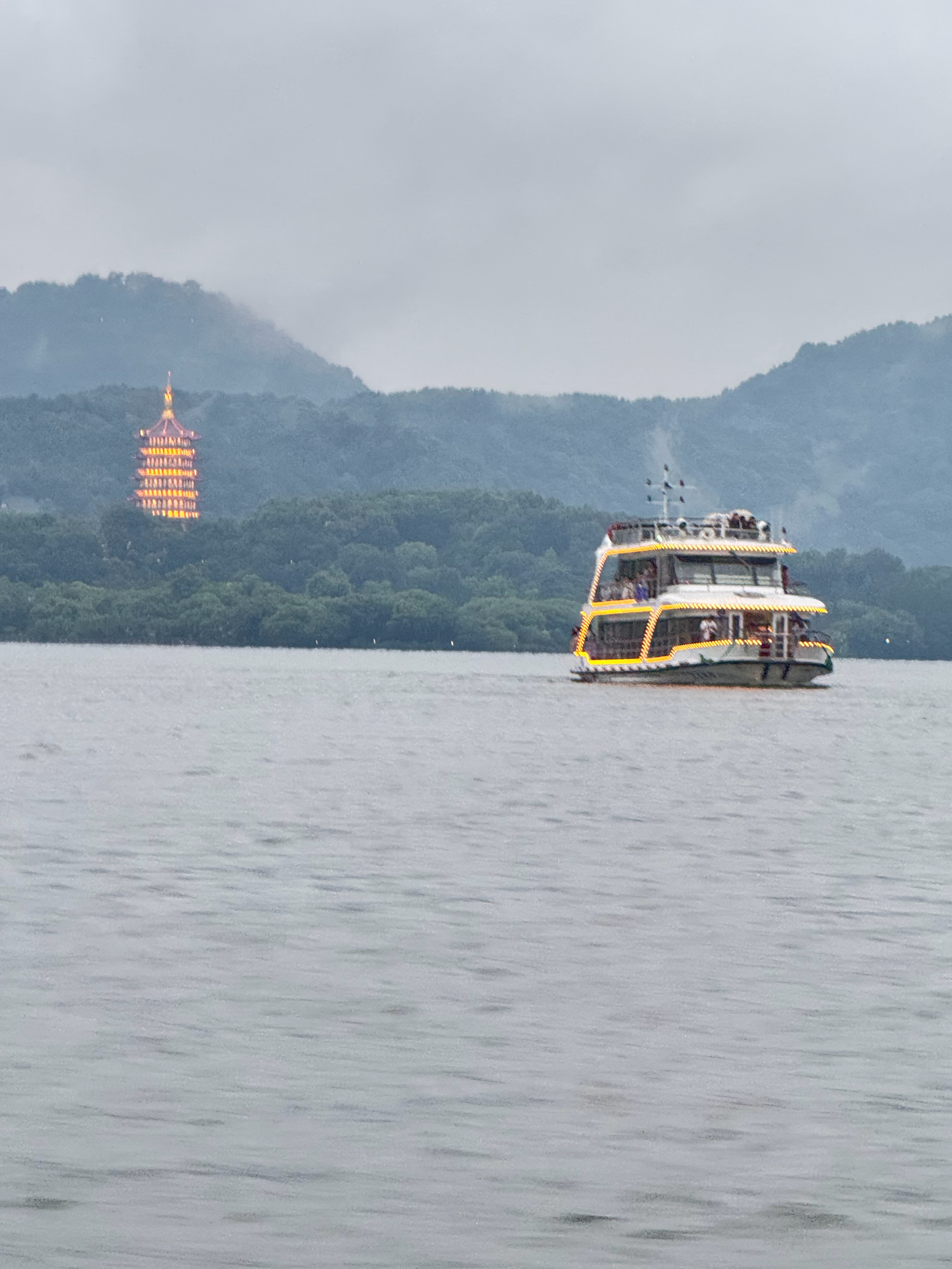 雷峰塔开灯 