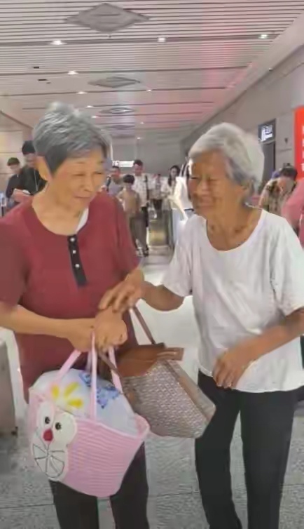 安徽一109岁母亲到高铁站接79岁女儿回家，儿子：母亲生活能自理，喜欢锻炼8月2