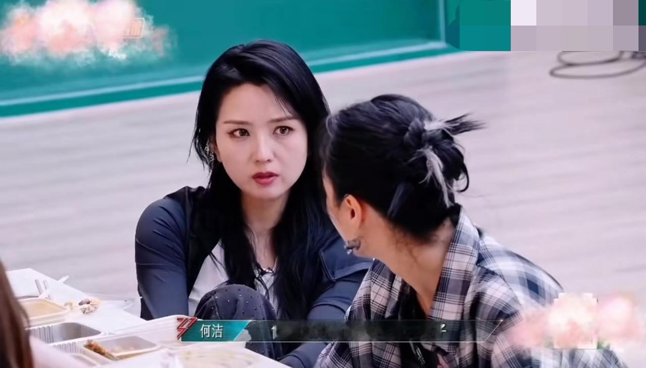 超女同台名场面：何洁直言尚雯婕最难交！无矛盾却无法同频。
同为超女出身，何洁与尚