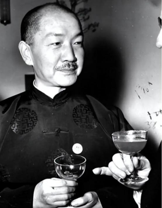1921年，上海证券物品交易所，戴季陶想抽烟，一摸口袋空的，抬头看见个年轻人站在