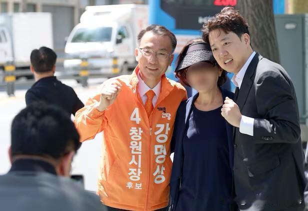 17日，韩国地方选举前夕政坛突发安全风波，针对共同民主党党首郑清来的蓄意袭击预谋