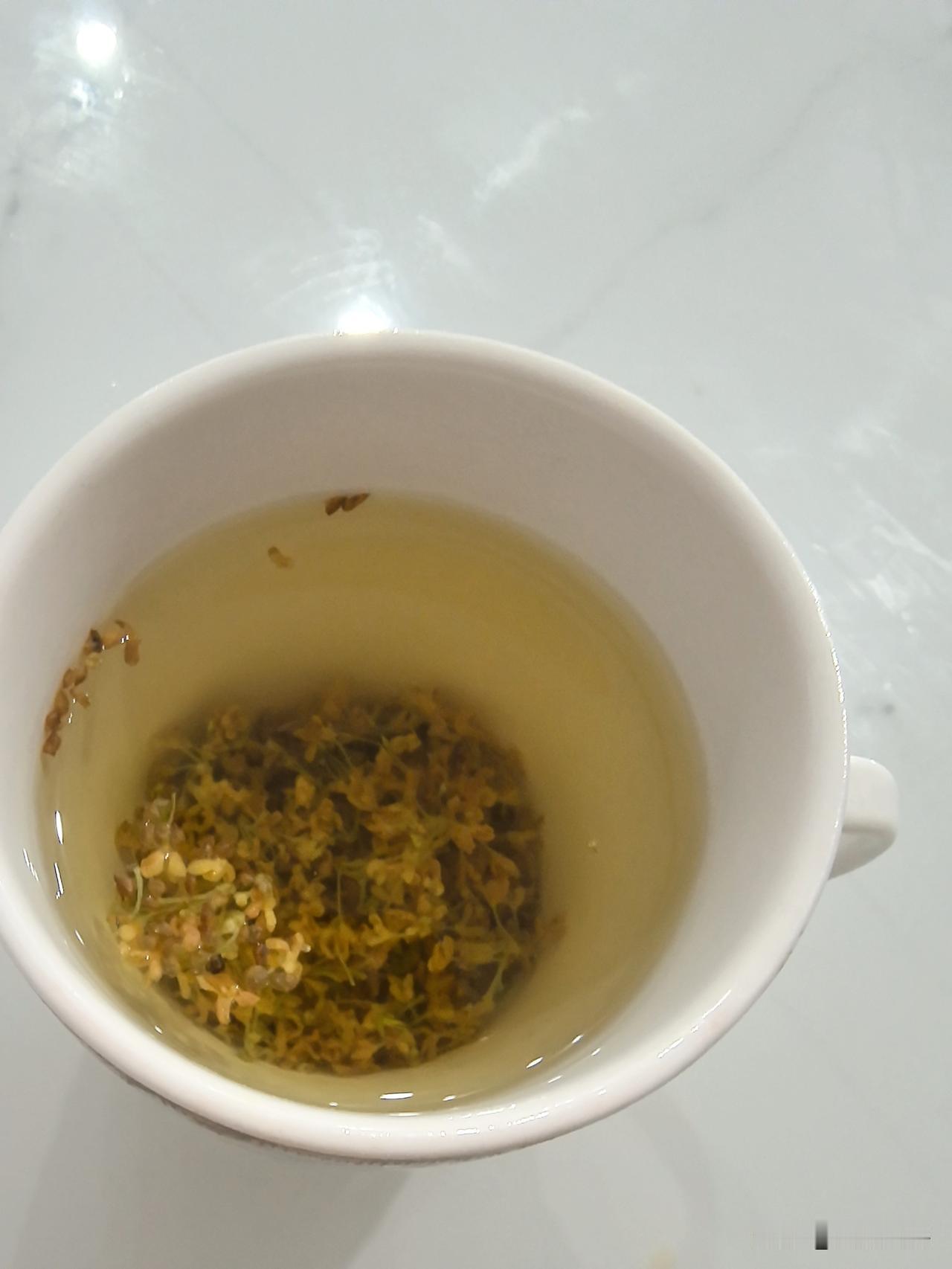 自制的桂花茶。
院子里桂花一夜之间冒出来了，挂满了枝枝丫丫，秋天真的来了。

我