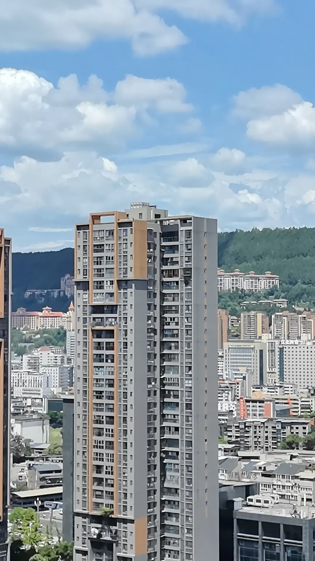 有人为了权衡利弊放弃你     有人为你擦掉眼泪继续爱你