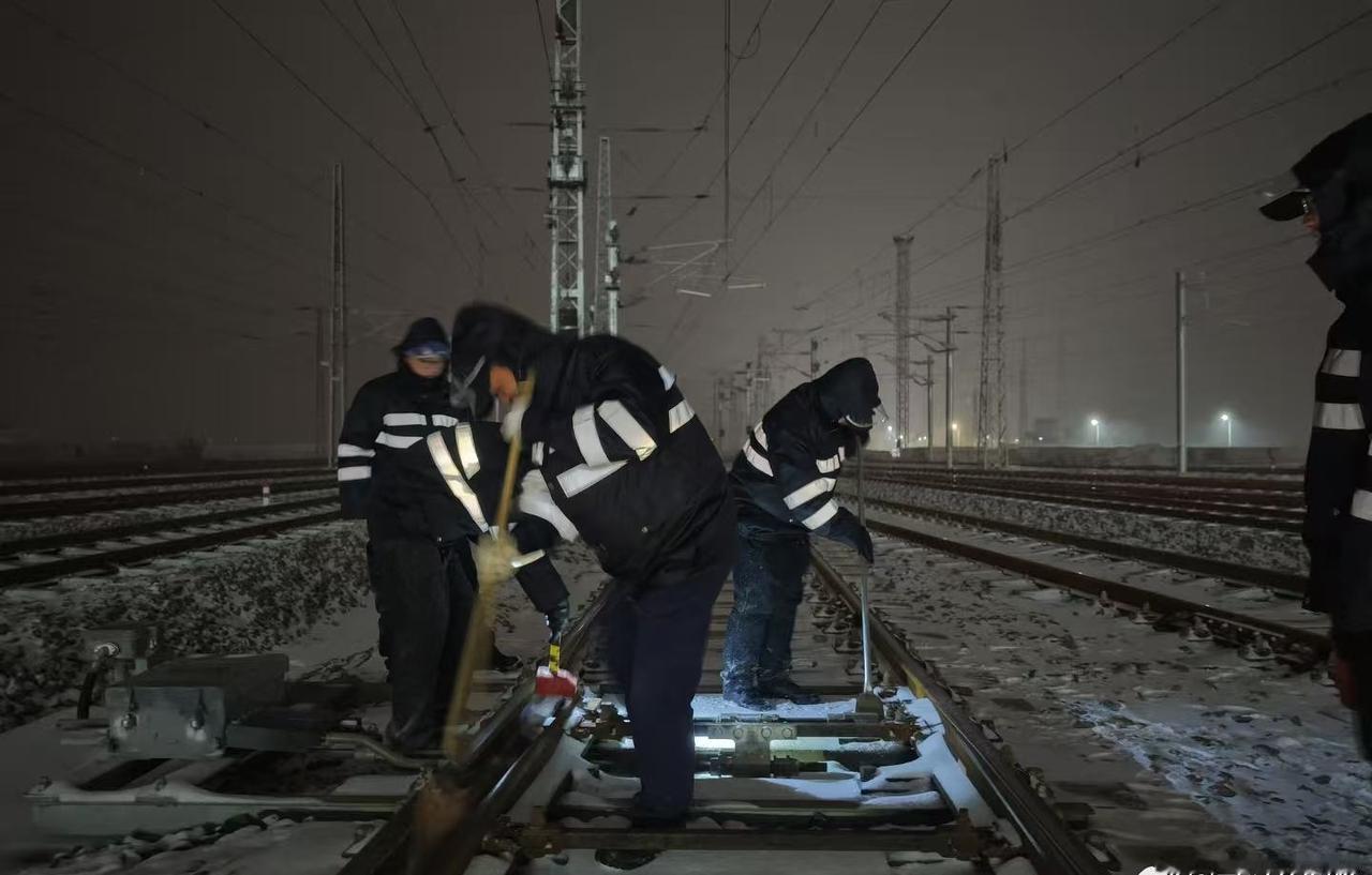 为积极应对暴雪冰冻天气，武汉动车段襄阳动车组运用所“以雪为令”启动应急预案，党团