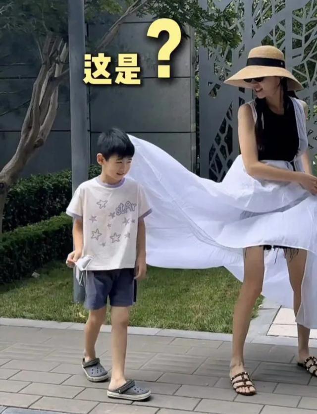 秋瓷炫携子定居北京引发关注。有网友质疑其子中文不佳，质疑其家庭语言环境。秋瓷炫回
