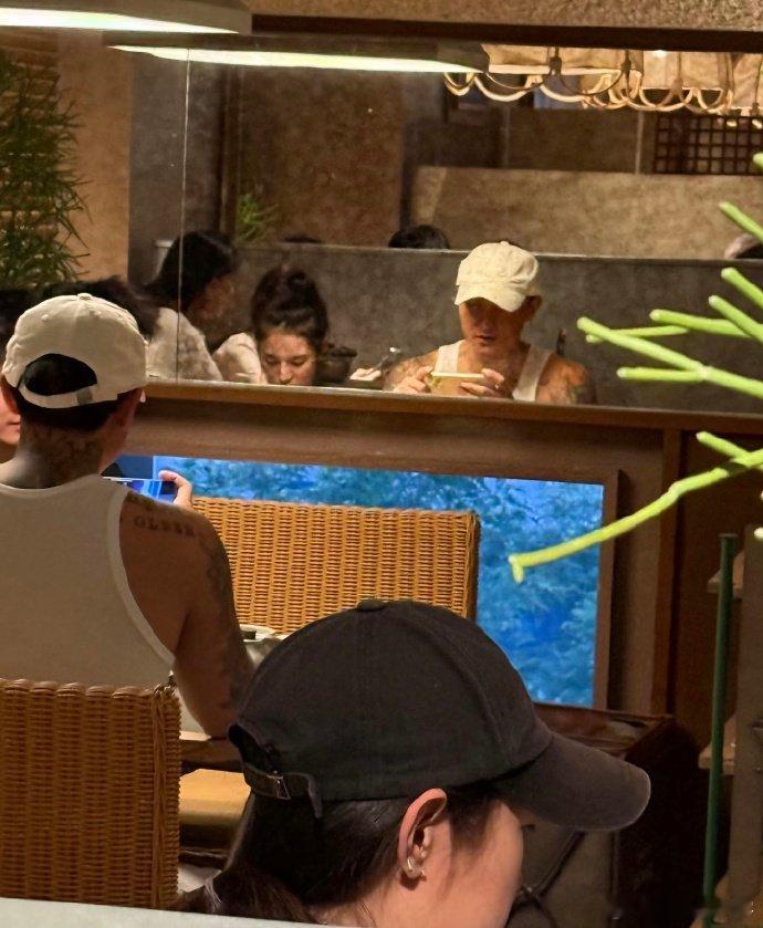 黄子韬徐艺洋三里屯吃火锅 网友抓拍的画面好有生活感！火锅、好友、烟火气，徐艺洋素
